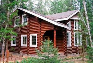 Деревянный дом с пластиковыми окнами
