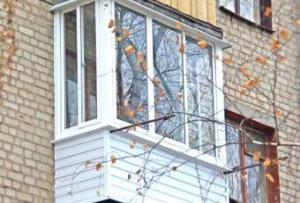 Как остеклить балкон в хрущевке